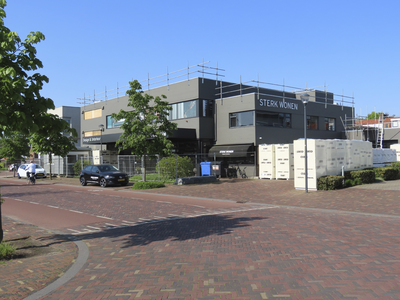 908894 Gezicht op de verbouwing van het pand Meerndijk 15 (Sterk Wonen) te De Meern (gemeente Utrecht).